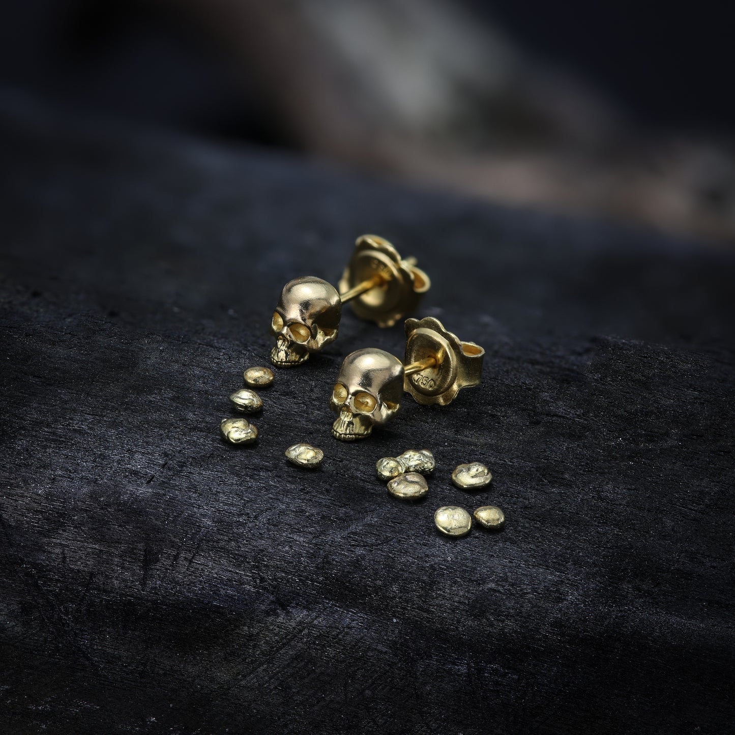 Elegant skull-shaped stud made of genuine 18-carat gold