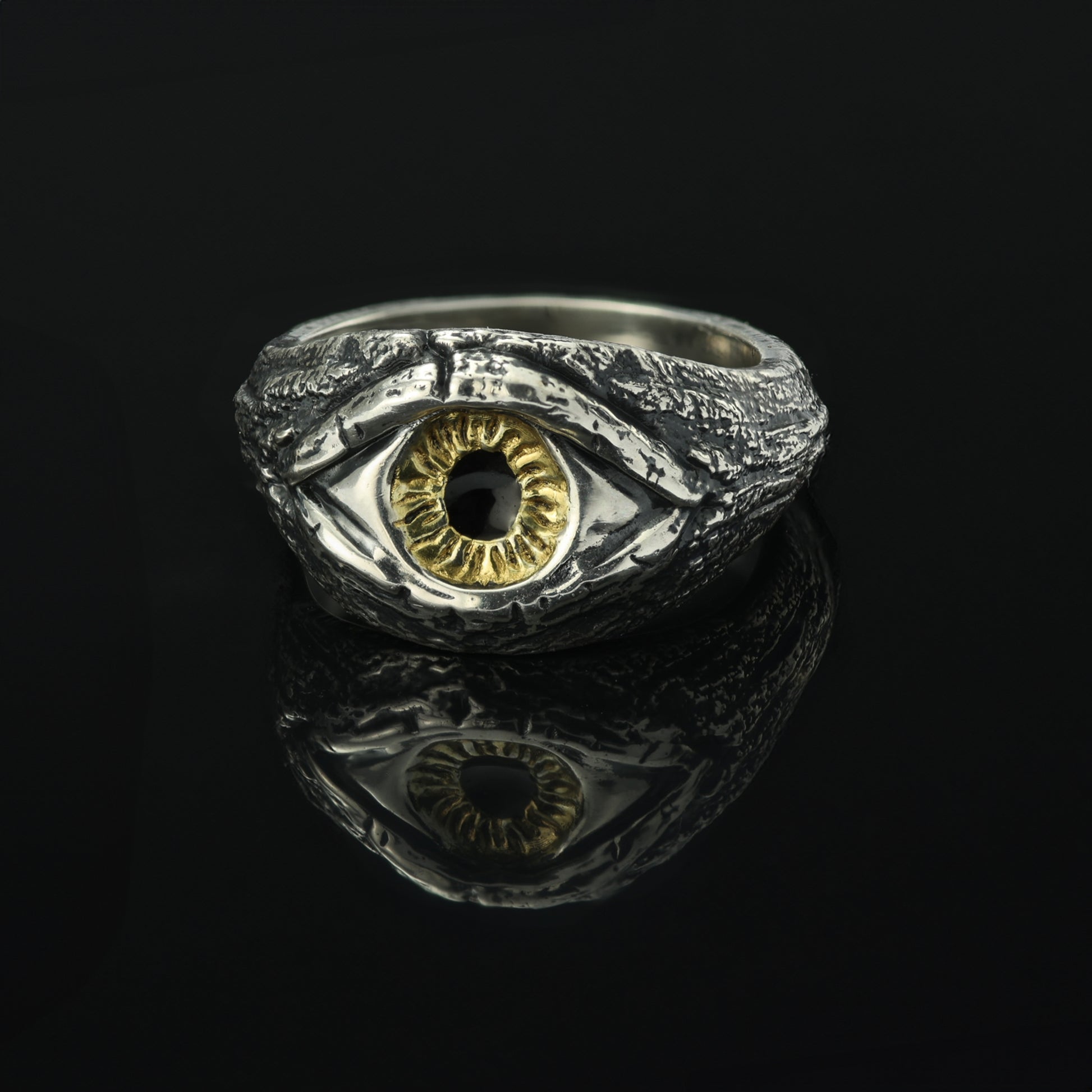 Eye ring made of silver and gold, hallmarked.