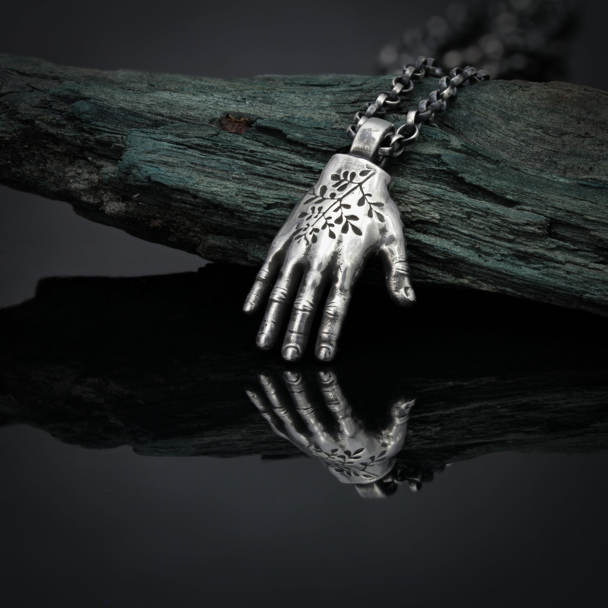 hand palm pendant